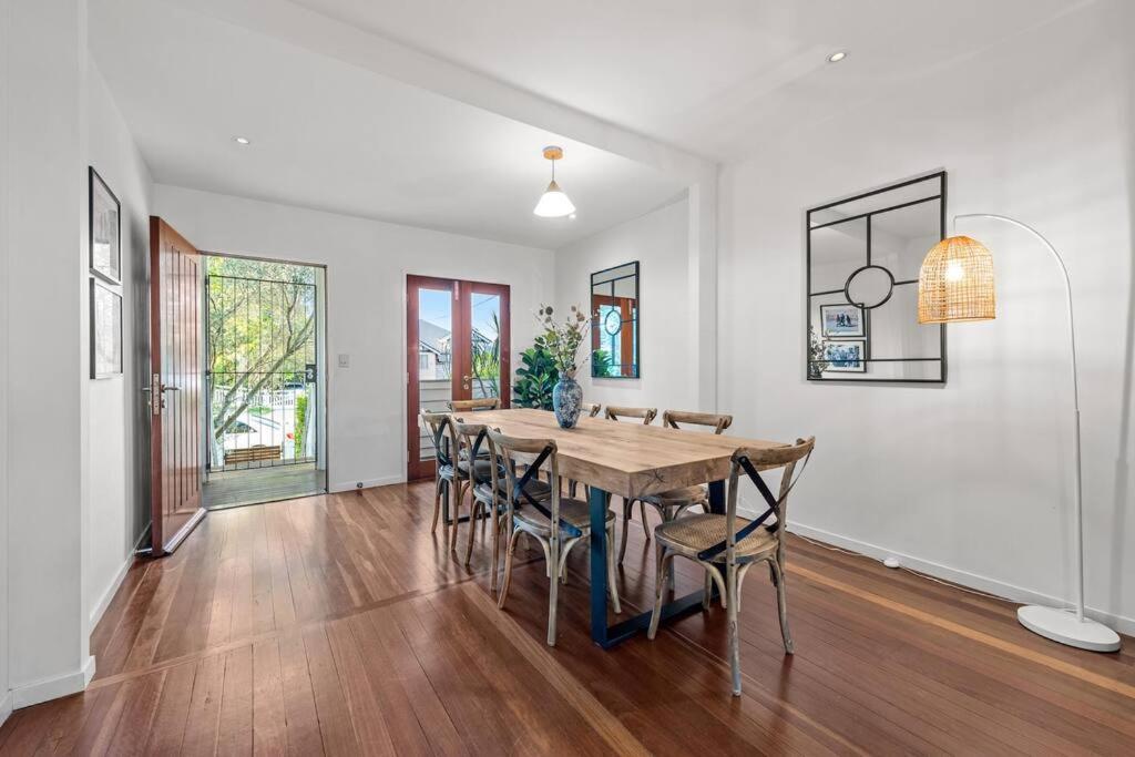 The Family Queenslander ~ Woolloongabba Brisbane